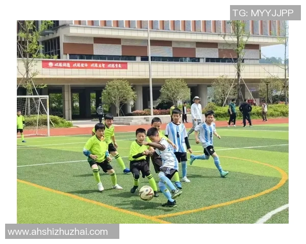 小男孩踢足球的精彩瞬间图片合集展现童趣与运动激情