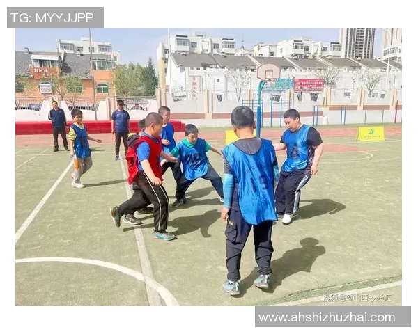 老师在绿茵场上挥洒汗水与激情足球教室里的别样风景